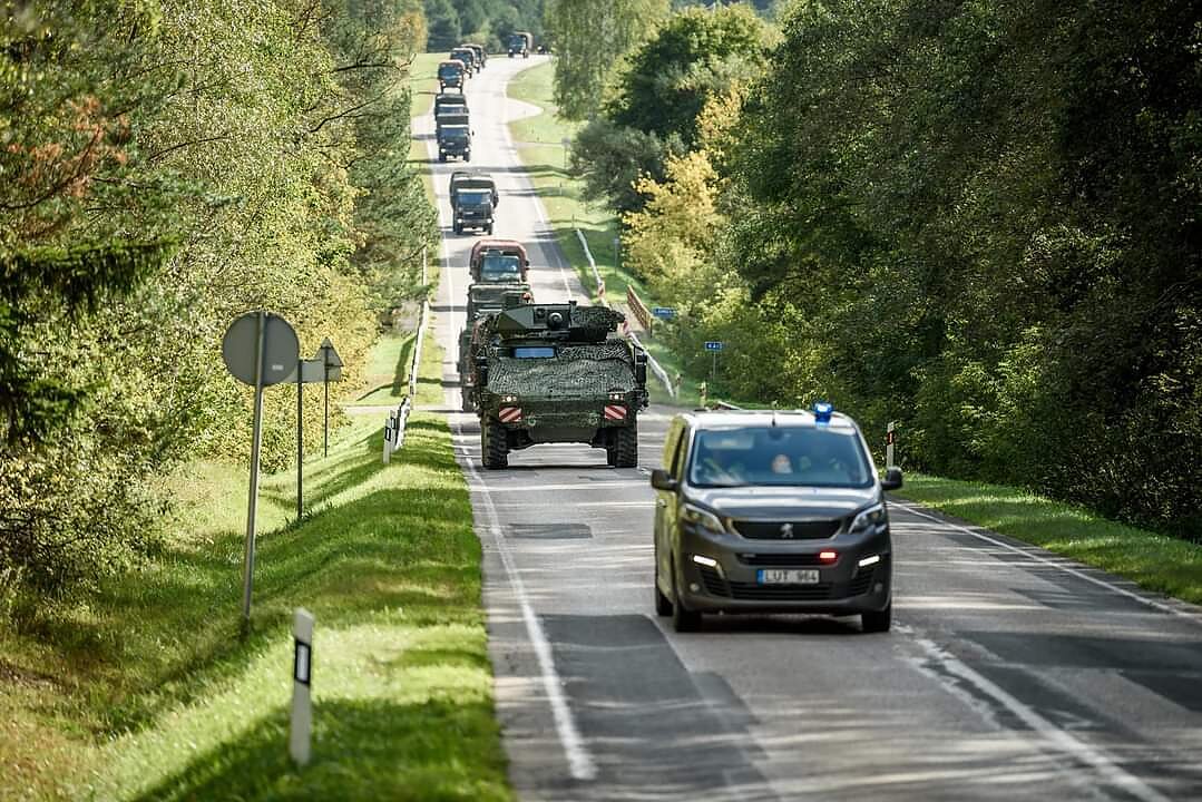Karinė technika kelyje Karinė technika kelyje
