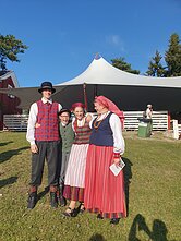Loreta Sungailienė su vaikais liepos mėn. vykusiame festivalyje Suomijoje, kuriame dalyvavo šeimų folkloro ansamblis „Virvytė“. Loreta Sungailienė su vaikais liepos mėn. vykusiame festivalyje Suomijoje, kuriame dalyvavo šeimų folkloro ansamblis „Virvytė“.