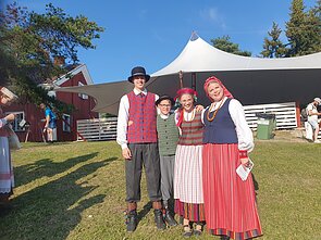 Loreta Sungailienė su vaikais liepos mėn. vykusiame festivalyje Suomijoje, kuriame dalyvavo šeimų folkloro ansamblis „Virvytė“. Loreta Sungailienė su vaikais liepos mėn. vykusiame festivalyje Suomijoje, kuriame dalyvavo šeimų folkloro ansamblis „Virvytė“.