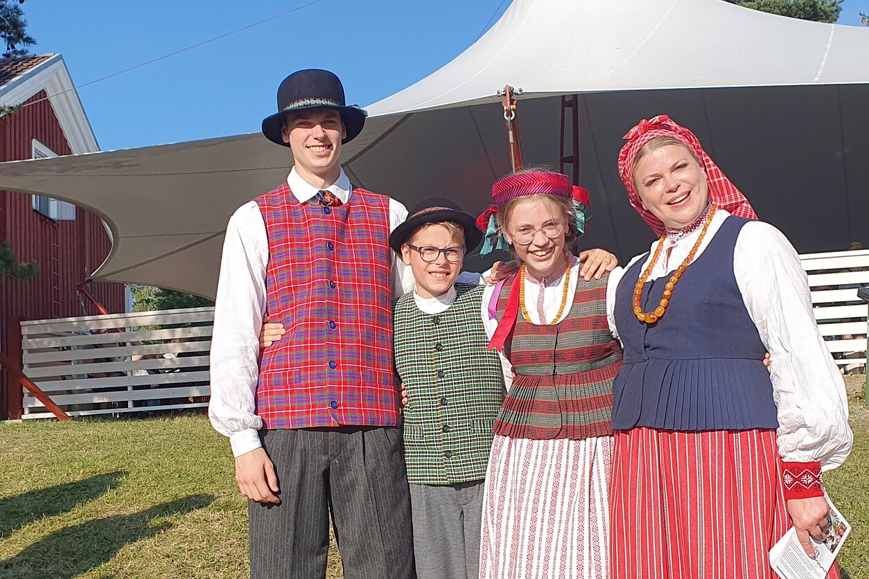 Loreta Sungailienė su vaikais liepos mėn. vykusiame festivalyje Suomijoje, kuriame dalyvavo šeimų folkloro ansamblis „Virvytė“. Loreta Sungailienė su vaikais liepos mėn. vykusiame festivalyje Suomijoje, kuriame dalyvavo šeimų folkloro ansamblis „Virvytė“.