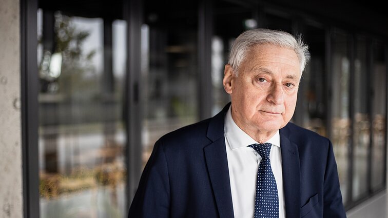 Dėl sunkaus šeimos gyvenimo jaudinęsis Miša Jakobas: kai mėnesio gale tėvams reikia skolintis pinigų, baisiau nebūna Dėl sunkaus šeimos gyvenimo jaudinęsis Miša Jakobas: kai mėnesio gale tėvams reikia skolintis pinigų, baisiau nebūna