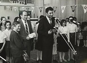 Miša Jakobas vadovauja žydų mokyklai Miša Jakobas vadovauja žydų mokyklai