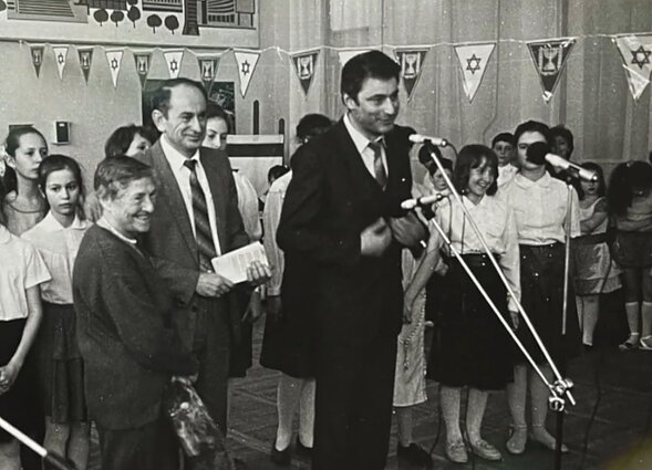 Miša Jakobas vadovauja žydų mokyklai Miša Jakobas vadovauja žydų mokyklai