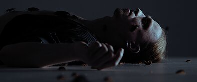 Kadras iš „Black Spikes“ klipo