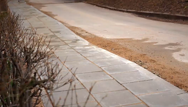 Naujai išklotas šaligatvis šalia renovacijos laukiančio namo Vilniuje