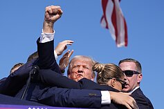 Rinkiminiame renginyje pasikėsinta į Donaldą Trumpą Rinkiminiame renginyje pasikėsinta į Donaldą Trumpą