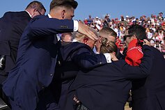 Rinkiminiame renginyje pasikėsinta į Donaldą Trumpą Rinkiminiame renginyje pasikėsinta į Donaldą Trumpą