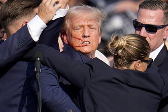 Rinkiminiame renginyje pasikėsinta į Donaldą Trumpą / AP nuotr. Rinkiminiame renginyje pasikėsinta į Donaldą Trumpą / AP nuotr.