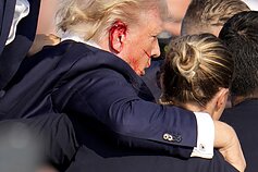 Rinkiminiame renginyje pasikėsinta į Donaldą Trumpą / AP nuotr. Rinkiminiame renginyje pasikėsinta į Donaldą Trumpą / AP nuotr.