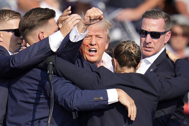 Rinkiminiame renginyje pasikėsinta į Donaldą Trumpą / AP nuotr. Rinkiminiame renginyje pasikėsinta į Donaldą Trumpą / AP nuotr.