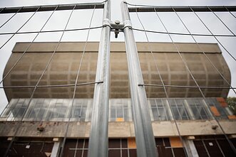 Po paauglių siautėjimo Vilniaus Sporto rūmai liko išdaužytais langais, išvartytos tvoros