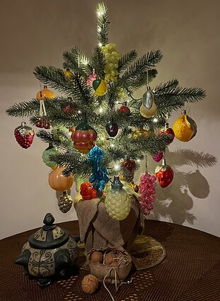 Eglutė, išpuošta senais vaisius vaizduojančiais žaisliukais Eglutė, išpuošta senais vaisius vaizduojančiais žaisliukais