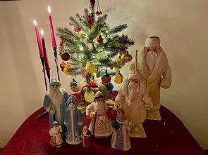 Asta renka ir senas Kalėdų Senelių bei jų padėjėjų figūrėles Asta renka ir senas Kalėdų Senelių bei jų padėjėjų figūrėles