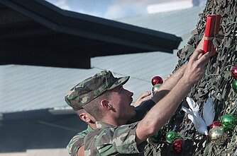 Kariai Haityje puošia Kalėdų eglutę, 1994 m. gruodžio 8 d. 