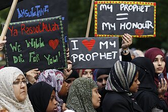 Islamo politinio judėjimo Hizb ut-Tahrir šalininkai protestuoja prie JAV ambasados Londone prieš filmą, kuriame pašiepiamas pranašas Mahometas Islamo politinio judėjimo Hizb ut-Tahrir šalininkai protestuoja prie JAV ambasados Londone prieš filmą, kuriame pašiepiamas pranašas Mahometas