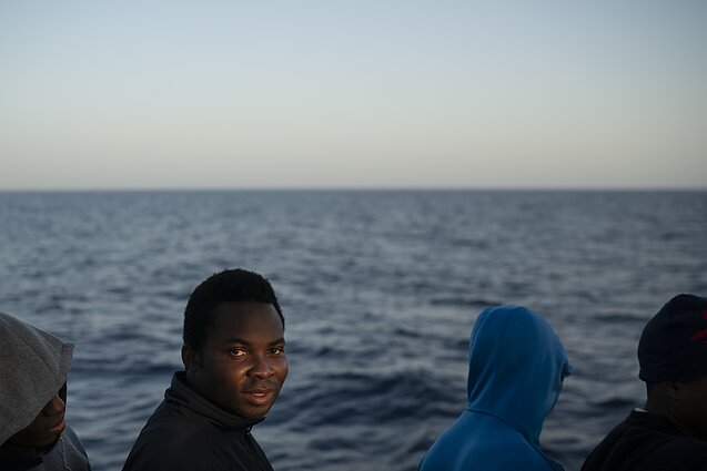 Migrantai burlaivyje „Astral“ rikiuojasi maisto po to, kai juos išgelbėjo Ispanijos nevyriausybinės organizacijos „Proactiva Open Arms“ nariai Migrantai burlaivyje „Astral“ rikiuojasi maisto po to, kai juos išgelbėjo Ispanijos nevyriausybinės organizacijos „Proactiva Open Arms“ nariai