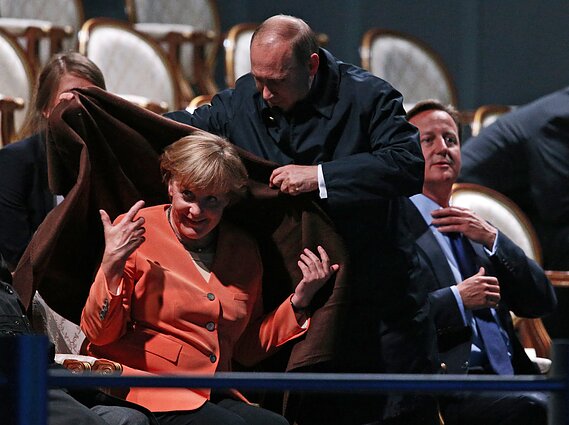 Vladimiras Putinas ir Angela Merkel Sankt Peterburge, 2013 m. rugsėjo 6 d. Vladimiras Putinas ir Angela Merkel Sankt Peterburge, 2013 m. rugsėjo 6 d.