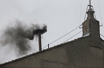 2013 m. kovo 13 d. Šv. Petro aikštėje Vatikane, kardinolams antrąją konklavos dieną renkant popiežių iš Siksto koplyčios kamino kyla juodi dūmai. Juodi dūmai rodo, kad popiežius nebuvo išrinktas. 