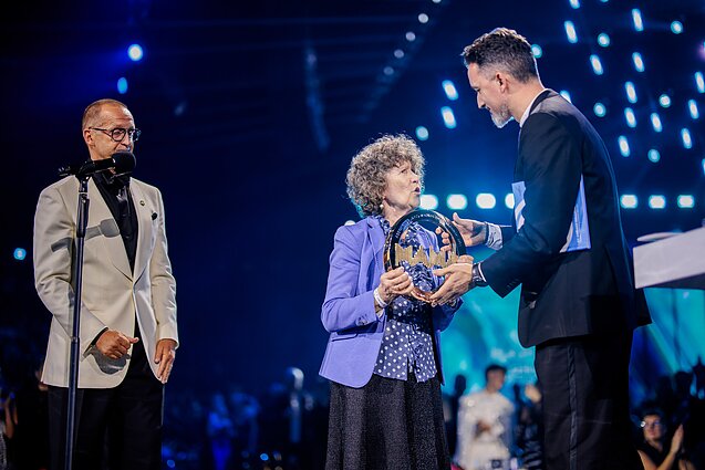 M.A.M.A. apdovanojimų ceremonijos akimirka - apdovanojimą atsiėmė Zina Nutautaitė - Indrikonienė