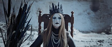 Kadras iš „Black Spikes“ vaizdo klipo