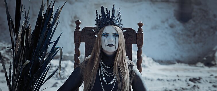 Kadras iš „Black Spikes“ vaizdo klipo