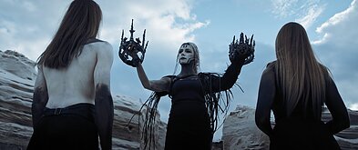 Kadras iš „Black Spikes“ vaizdo klipo