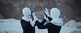 Kadras iš „Black Spikes“ vaizdo klipo