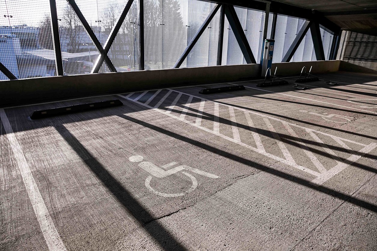  Neįgaliųjų automobilių stovėjimo vietos