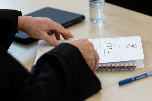 Teismas, byla. Asociatyvi