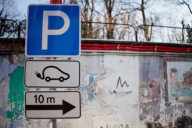 Elektromoblio įkrovimo stotelė. Asociatyvi nuotr. Elektromoblio įkrovimo stotelė. Asociatyvi nuotr.