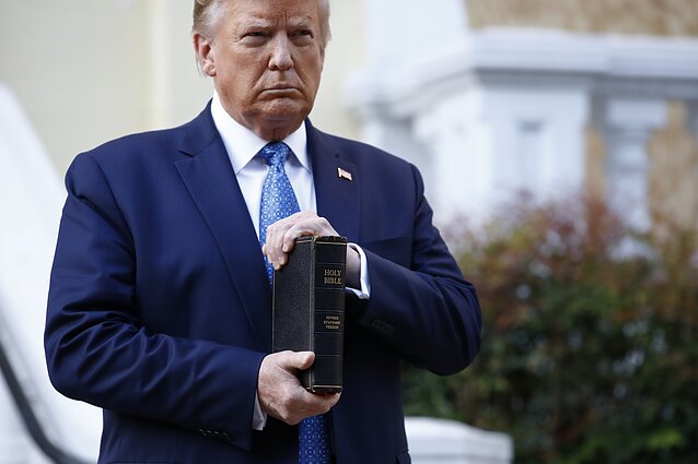 Donaldas Trumpas pozuoja fotografams su Biblija