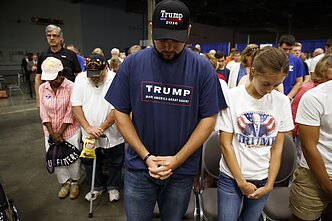 Donaldo Trumpo remėjai meldžiasi prieš renginį Kolumbo miesto rotušėje, 2016 m. rugpjūčio 1 d. 