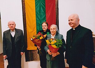 Gavus Laisvės premiją. Iš kairės: Petras Plumpa, sesuo Bernadeta Mališkaitė, sesuo Gerarda-Elena Šuliauskaitė, kardinolas Sigitas Tamkevičius, 2022 m. sausio 13 d.