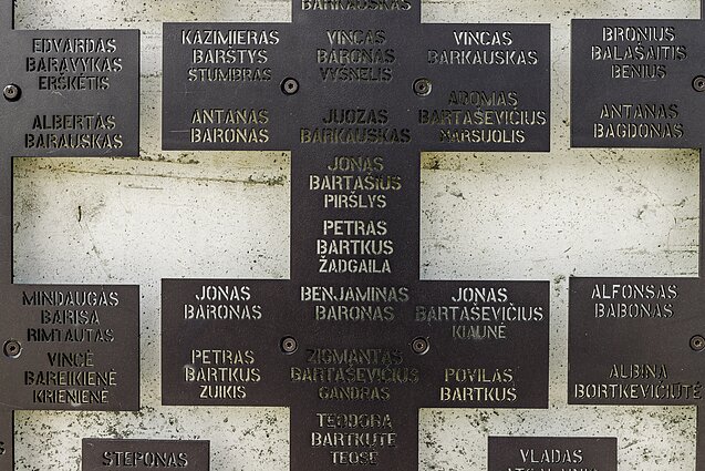 Žuvusių partizanų atminimo siena Kryžkalnio memoriale Žuvusių partizanų atminimo siena Kryžkalnio memoriale