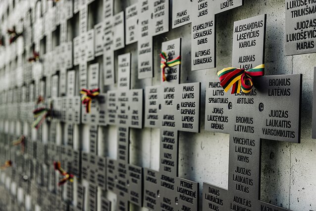 Žuvusių partizanų atminimo siena Kryžkalnio memoriale Žuvusių partizanų atminimo siena Kryžkalnio memoriale