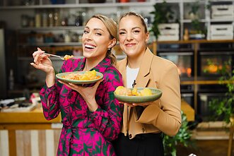 Liepa Mondeikaitė su sese Monika Mandeikaite 