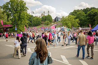 Sostinėje karaliauja rožinė: Šaltibarščių festivalis įtraukė į linksmybių sūkurį