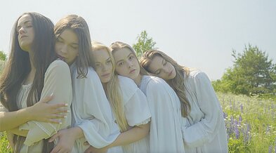 Kadras iš dainininkės Eliyos Maris klipo