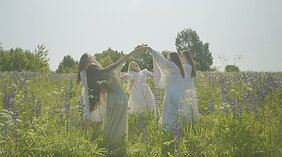 Kadras iš dainininkės Eliyos Maris klipo