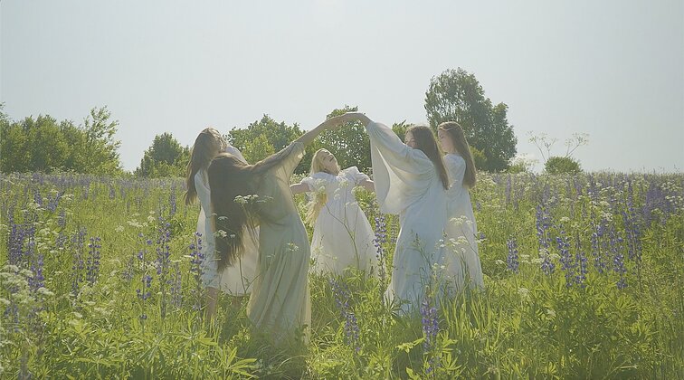 Kadras iš dainininkės Eliyos Maris klipo