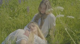 Kadras iš dainininkės Eliyos Maris klipo