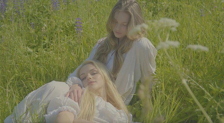 Kadras iš dainininkės Eliyos Maris klipo