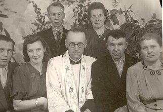 Klebonas Liudvikas Puzonas su ką tik sutuoktomis tremtinių poromis. Pečioros r., Komijos ASSR. 1956–1957 m. Klebonas Liudvikas Puzonas su ką tik sutuoktomis tremtinių poromis. Pečioros r., Komijos ASSR. 1956–1957 m.