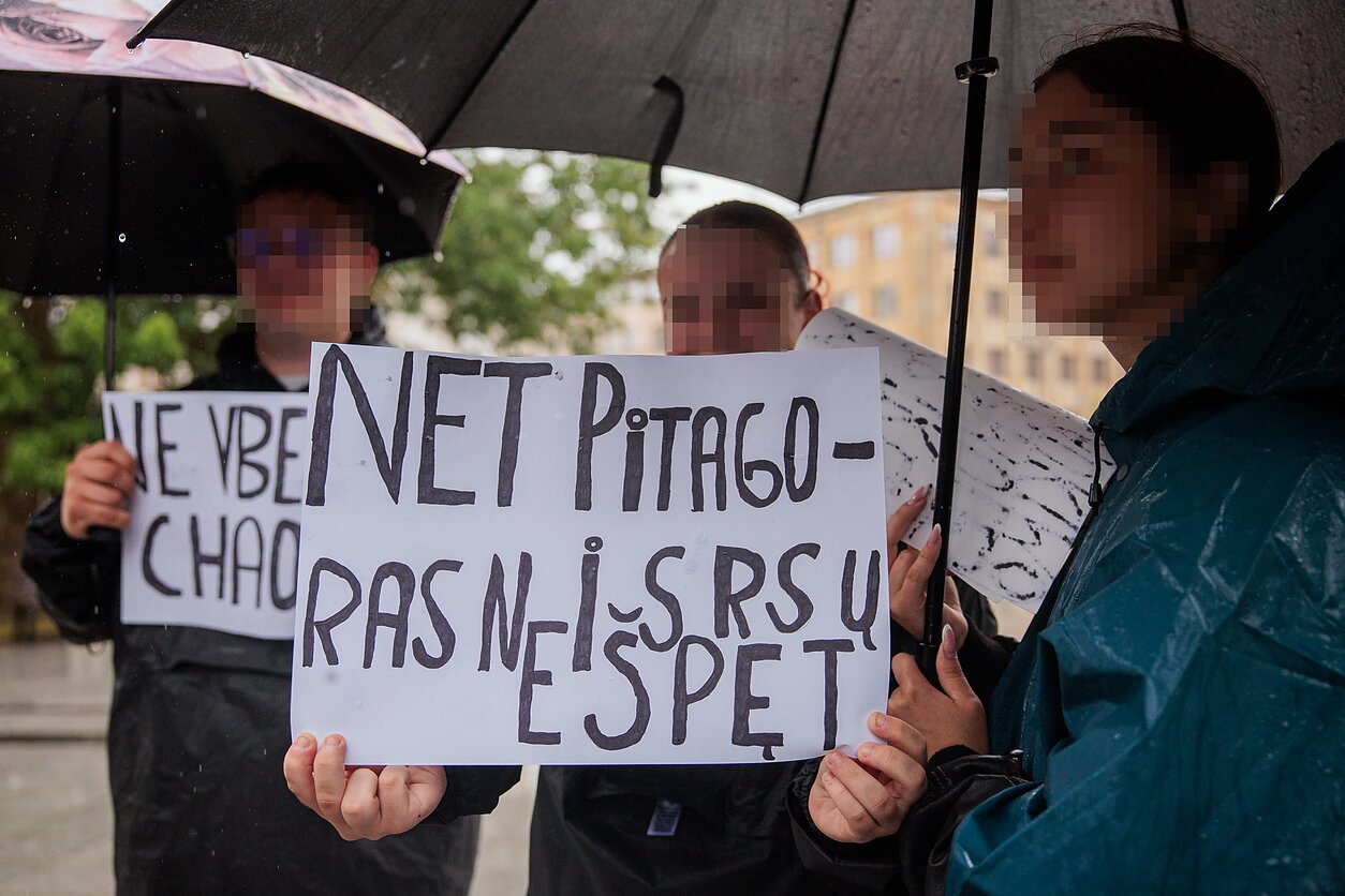 Mokinių protestas prie Vyriausybės dėl egzaminų rezultatų Mokinių protestas prie Vyriausybės dėl egzaminų rezultatų