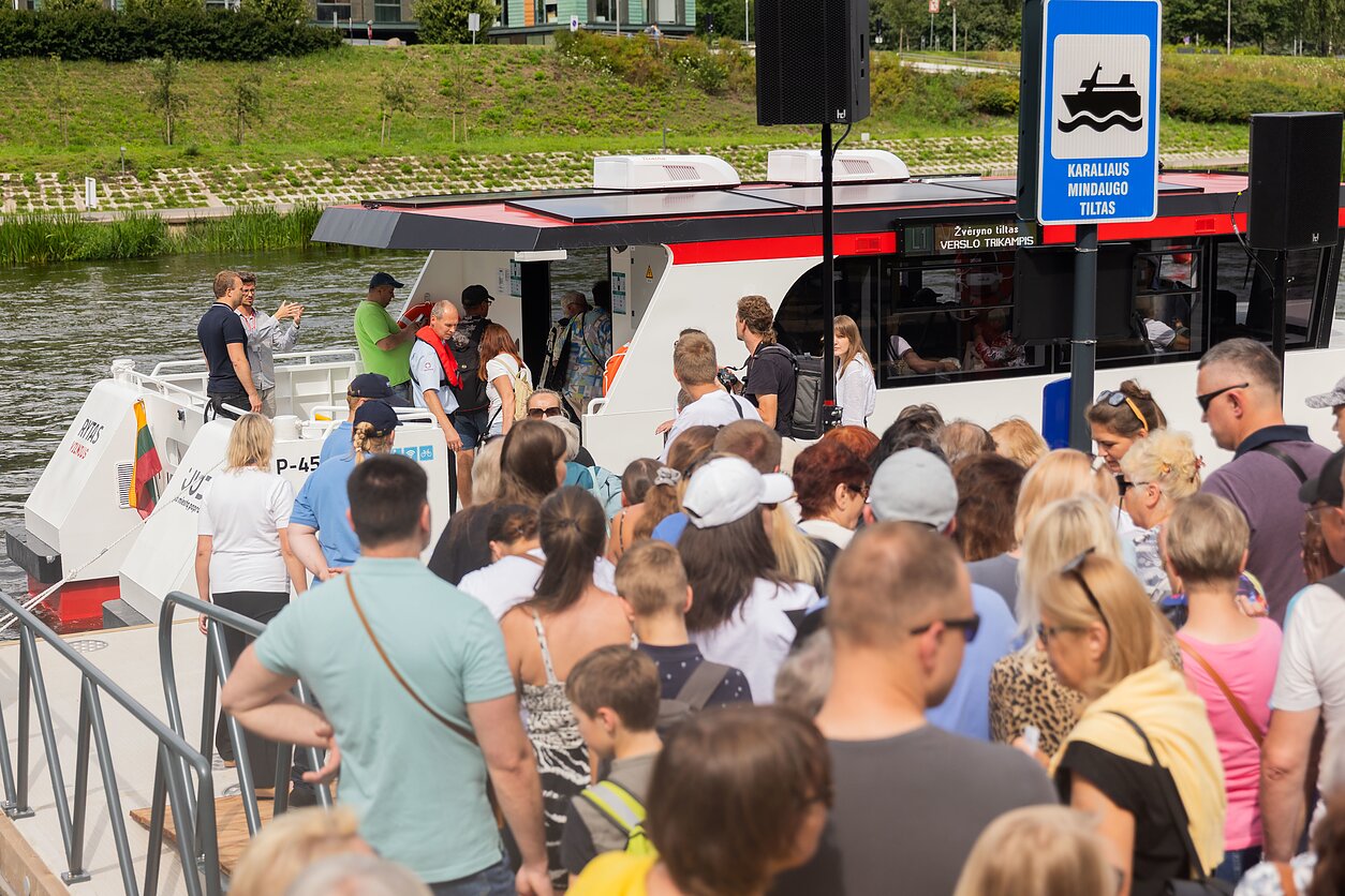 Vilniuje pradeda plaukioti elektrinis laivas