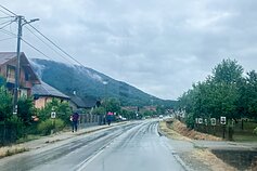 Pakeliui į Srebrenicos genocido memorialą vietiniai serbai pakelėje iškabina per karą žuvusių serbų nuotraukas Pakeliui į Srebrenicos genocido memorialą vietiniai serbai pakelėje iškabina per karą žuvusių serbų nuotraukas