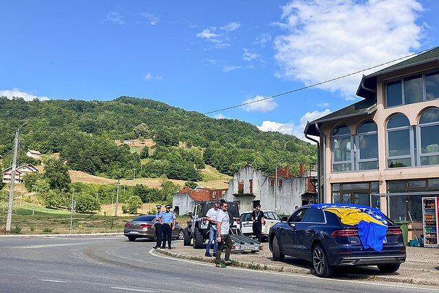 Serbijos Respublikos policija prie degalinės stebi keliautojus į Srebrenicą. Gal dėl to, kad nėra lengva įrengti memorialus karo aukoms, sukaktys dažnai minimos dviratininkų, baikerių, bėgikų žygiais Serbijos Respublikos policija prie degalinės stebi keliautojus į Srebrenicą. Gal dėl to, kad nėra lengva įrengti memorialus karo aukoms, sukaktys dažnai minimos dviratininkų, baikerių, bėgikų žygiais