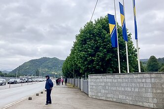 Viena valstybė – dvi policijos pajėgos. Šis serbų pareigūnas budi prie Srebrenicos memorialo, bet negali peržengti vartų Viena valstybė – dvi policijos pajėgos. Šis serbų pareigūnas budi prie Srebrenicos memorialo, bet negali peržengti vartų