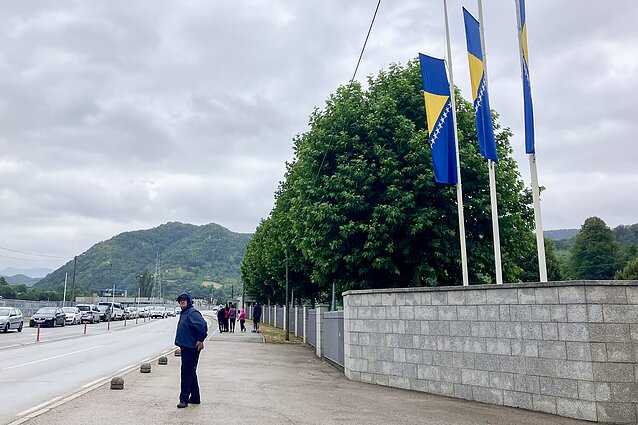 Viena valstybė – dvi policijos pajėgos. Šis serbų pareigūnas budi prie Srebrenicos memorialo, bet negali peržengti vartų Viena valstybė – dvi policijos pajėgos. Šis serbų pareigūnas budi prie Srebrenicos memorialo, bet negali peržengti vartų