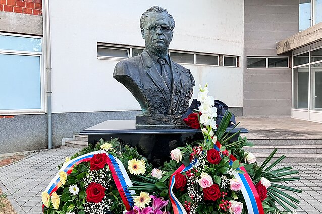 Ką tik atidengtas serbų paminklas Rusijos ambasadoriui JT Vitalijui Čiurkinui, kuris 2015 metais vetavo Srebrenicos žudynių paskelbimą genocidu Ką tik atidengtas serbų paminklas Rusijos ambasadoriui JT Vitalijui Čiurkinui, kuris 2015 metais vetavo Srebrenicos žudynių paskelbimą genocidu